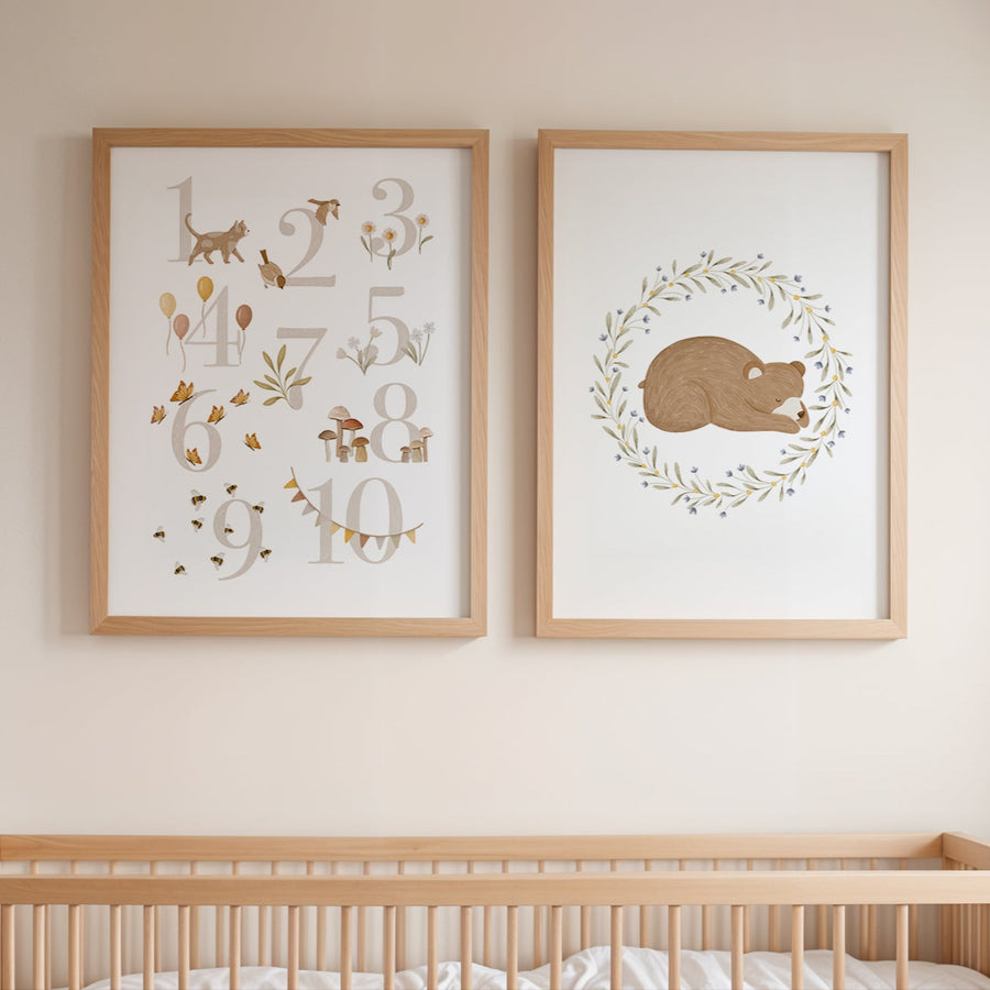 Posterset - Zahlenposter & schlafender Bär im Blumenkranz - A4 oder A3